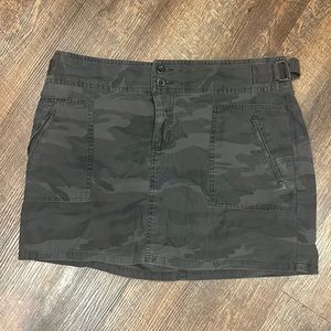 2004 Old Navy Black Camo Skirt size 10